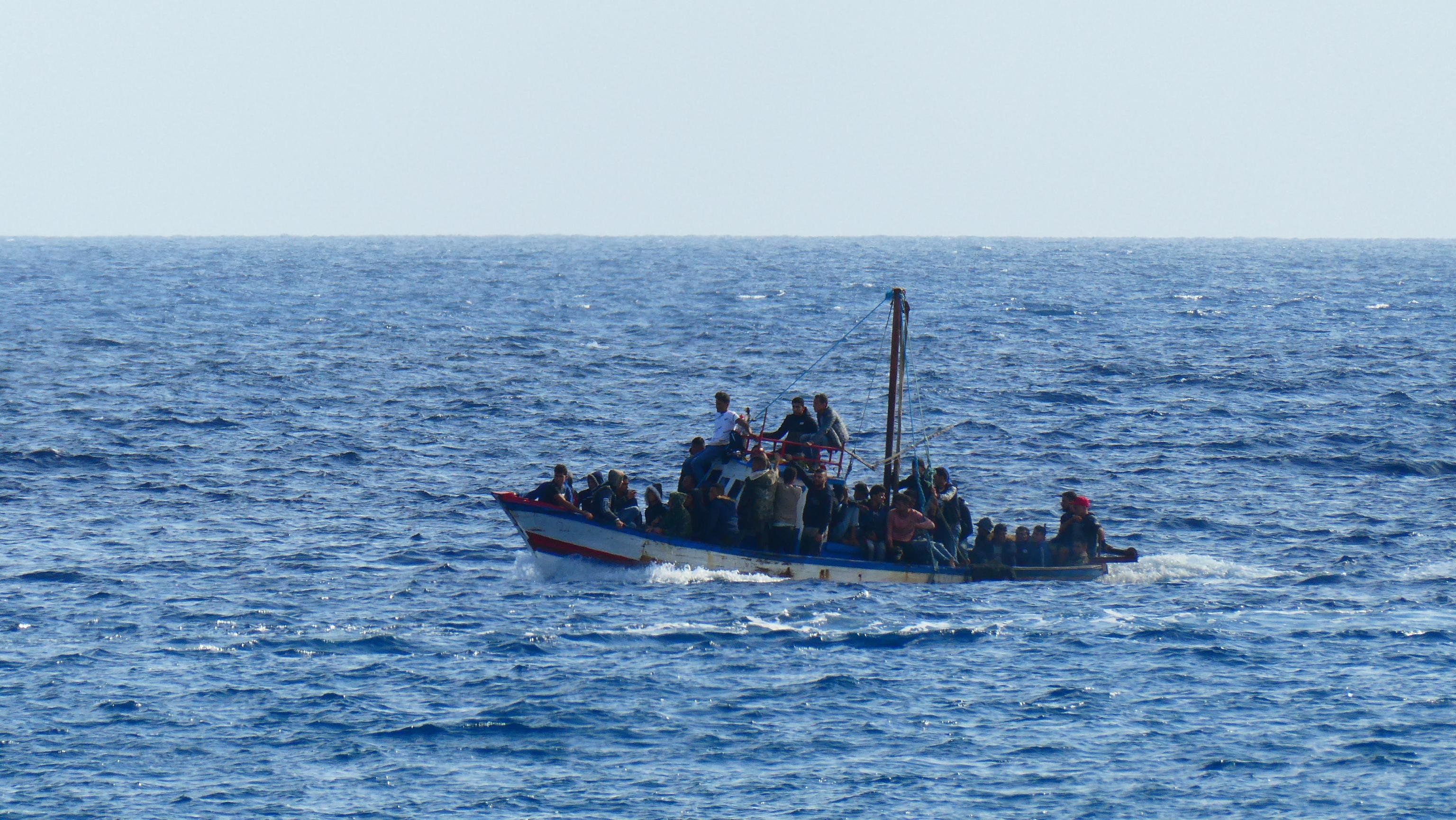 Riprendono gli sbarchi dalla Libia. Tre navi delle Ong cercano un porto