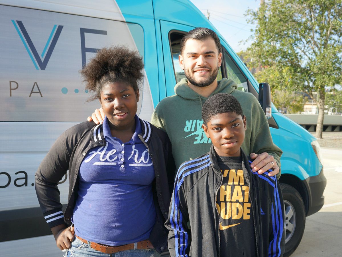 Astros fan favorite pitches in to help needy locals for Thanksgiving