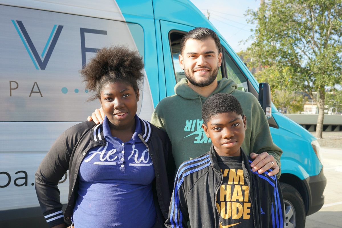 Astros fan favorite pitches in to help needy locals for Thanksgiving