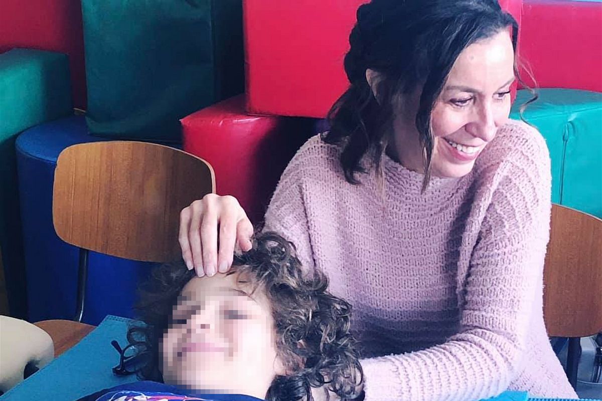 I guru di una setta texana massaggiano bimbi a scuola per liberare loro la mente