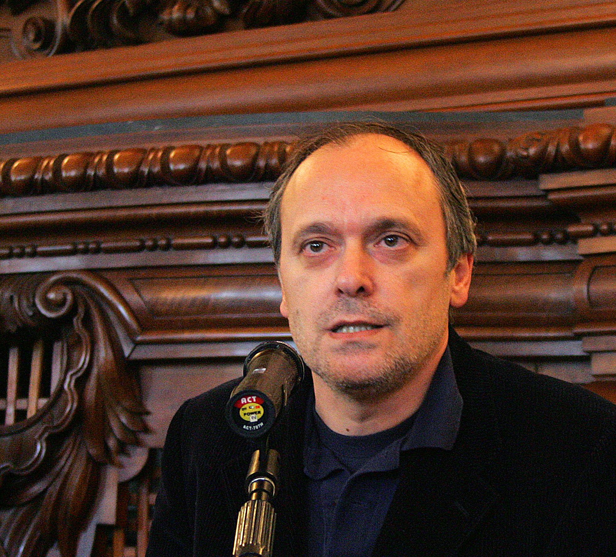 Mr Ossitocina ci riprova: «La Meloni e Salvini piacciono agli analfabeti»