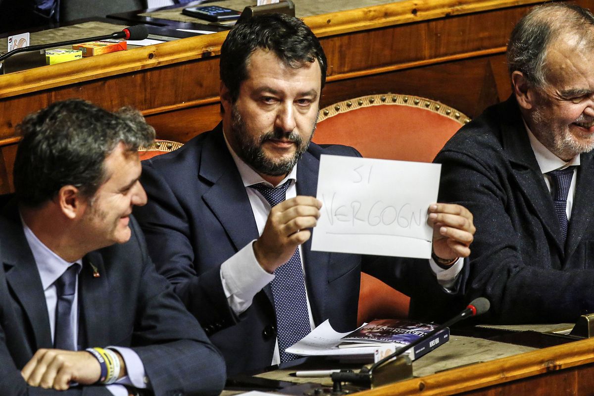 Conte agita le carte e attacca Salvini. Ue e Lega lo sbugiardano in diretta