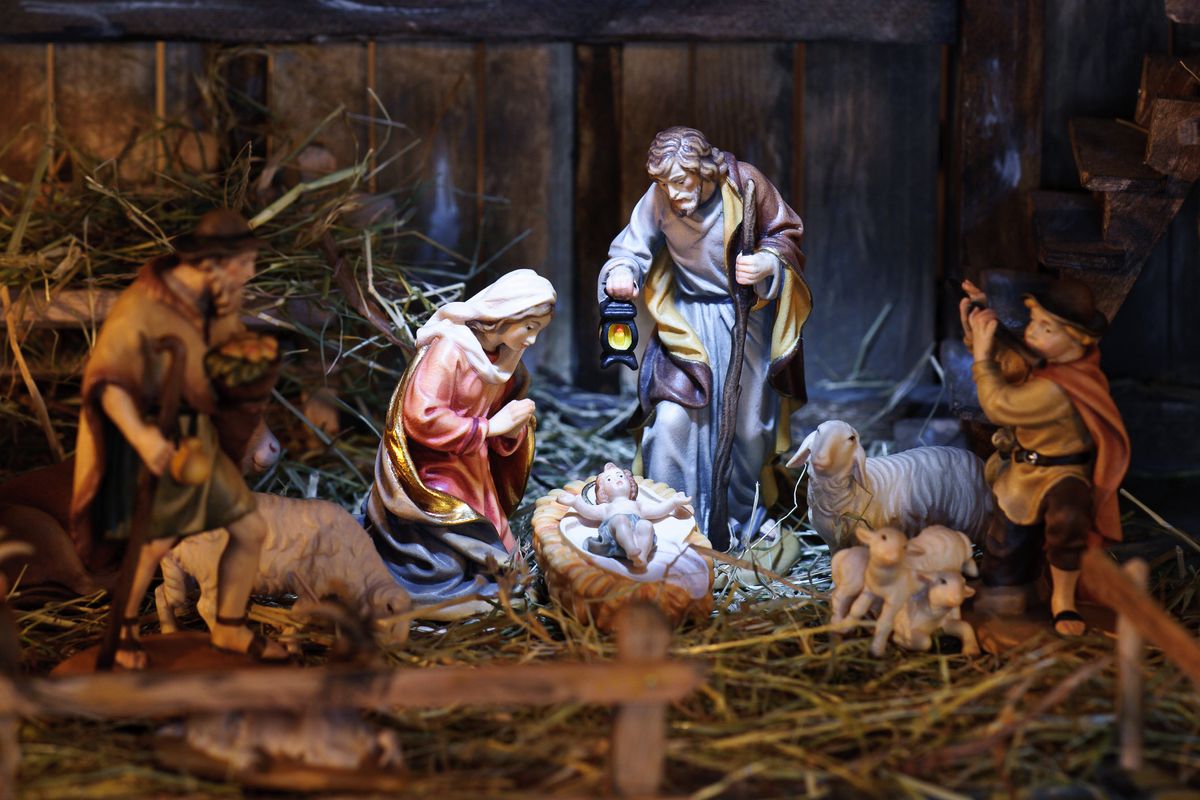 Il Papa elogia il presepe, il Web lo bandisce