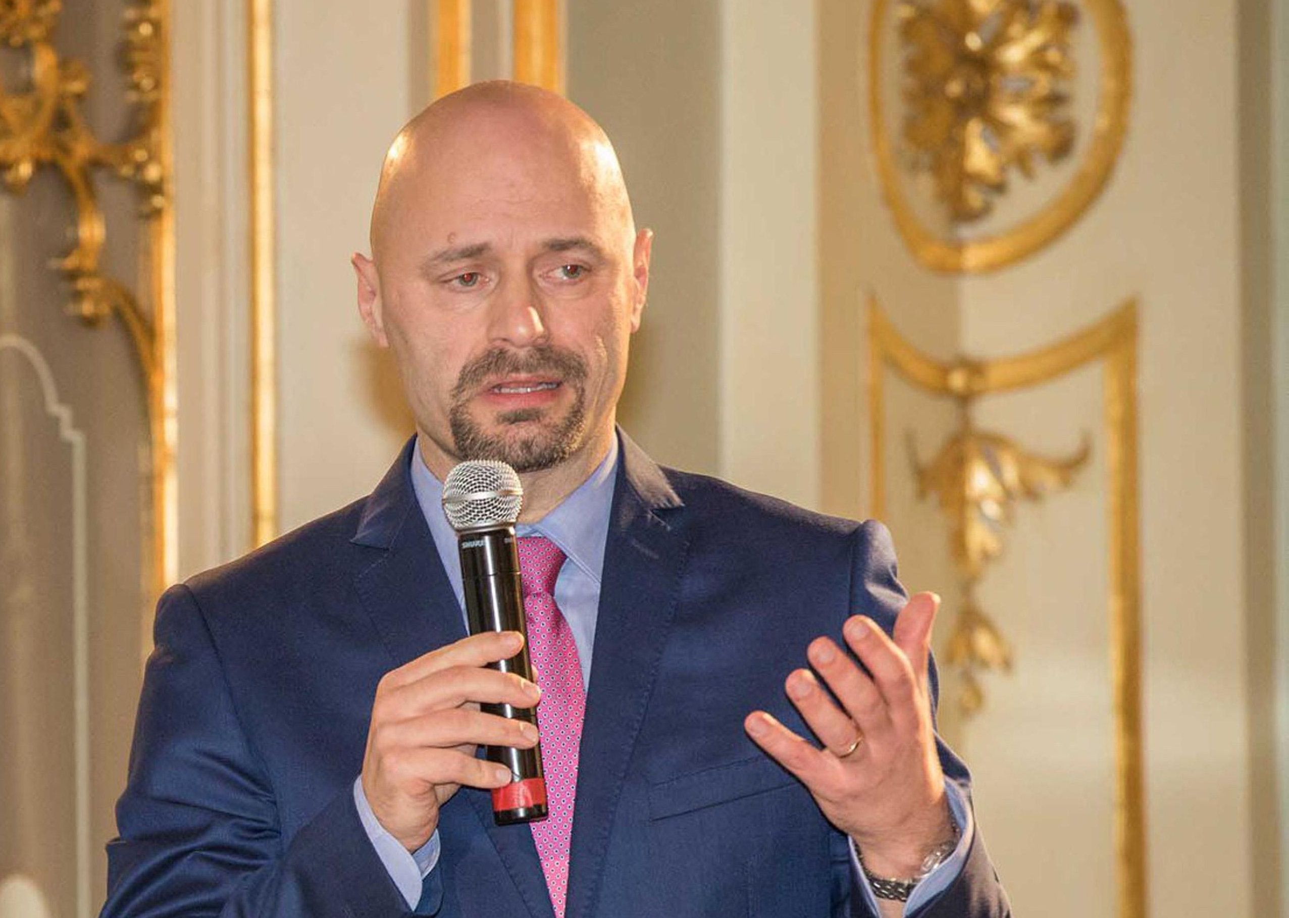 Il sindaco di Bibbiano resta indagato ma il Pd finge che l’abbiano assolto