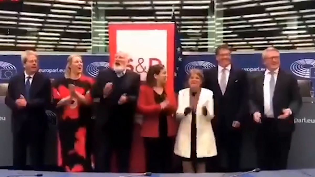Gentiloni che sbraita «Bella ciao» insulta l’Anpi e fa un regalo a Salvini