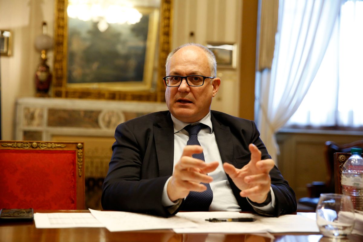 Gualtieri millanta vittorie. Ma Centeno lo gela: «Sul Mes decisione presa»