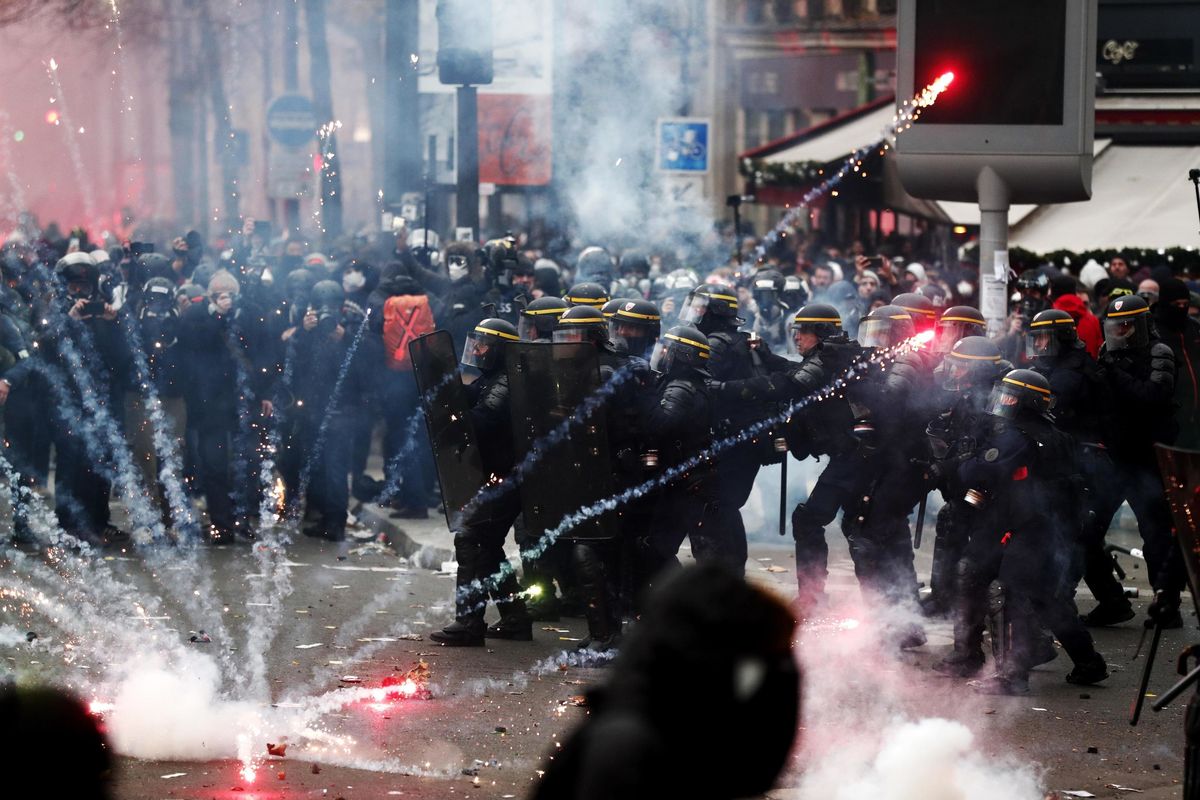 Le proteste contro la riforma delle pensioni infiammano Parigi