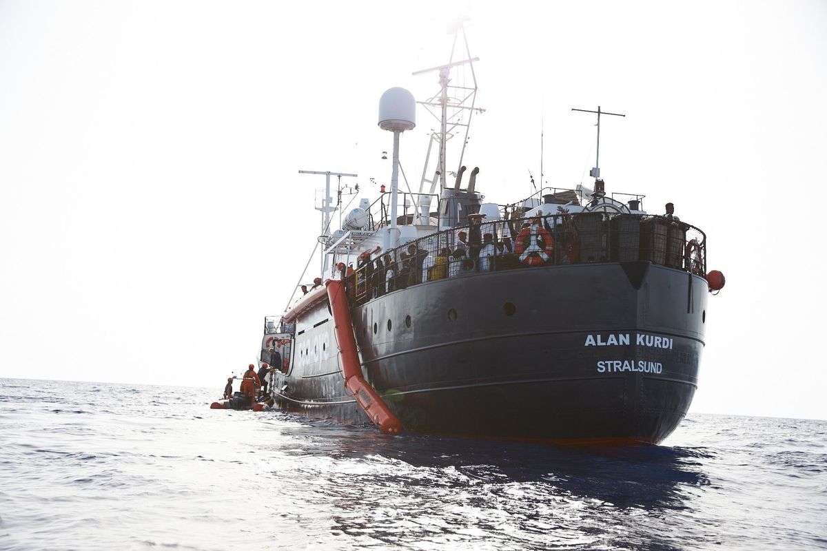 I successi di Giuseppi sull’immigrazione. La Alan Kurdi sbarca altre 32 persone