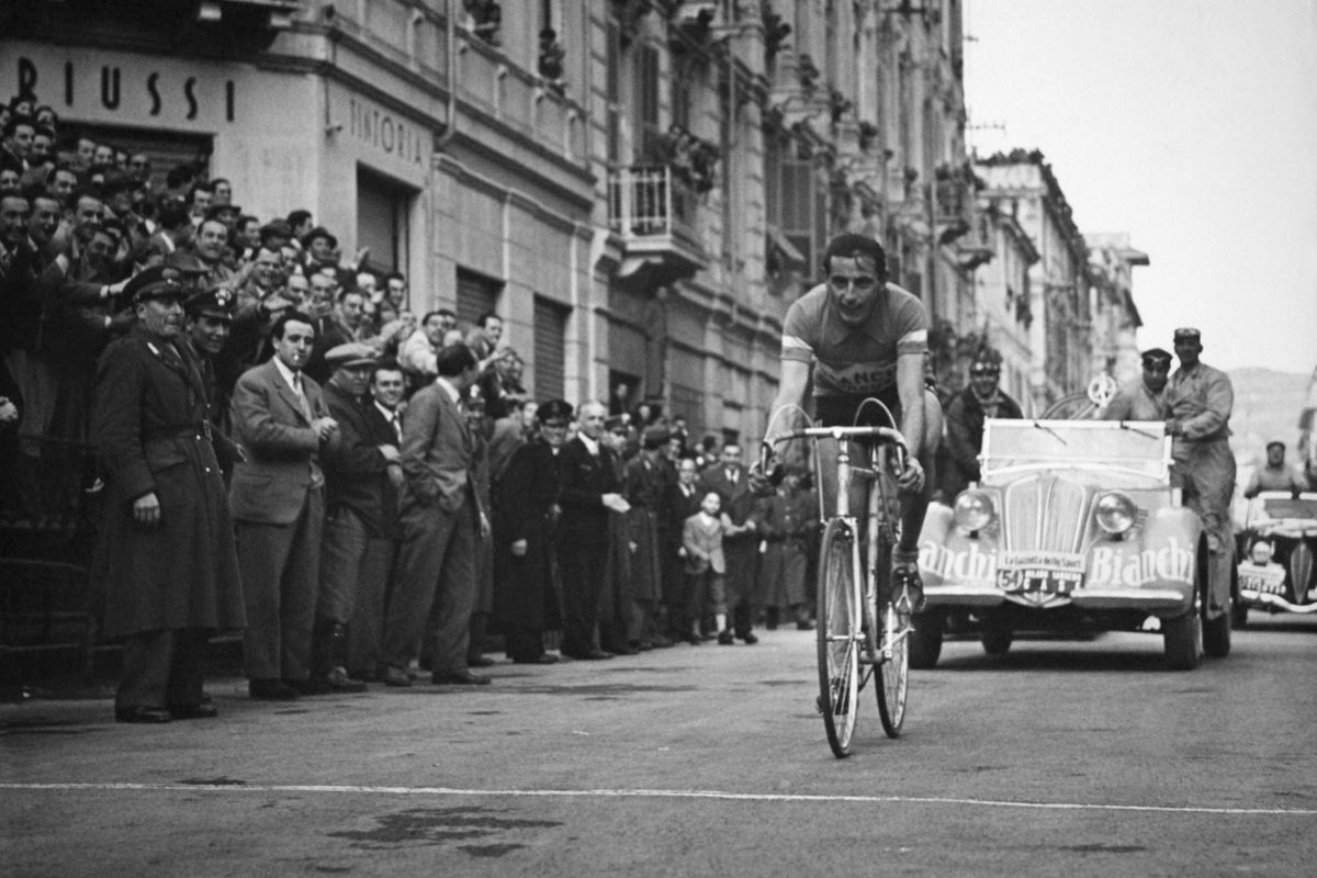 Coppi, fuga solitaria di 3.000 km da un destino triste e romanzesco