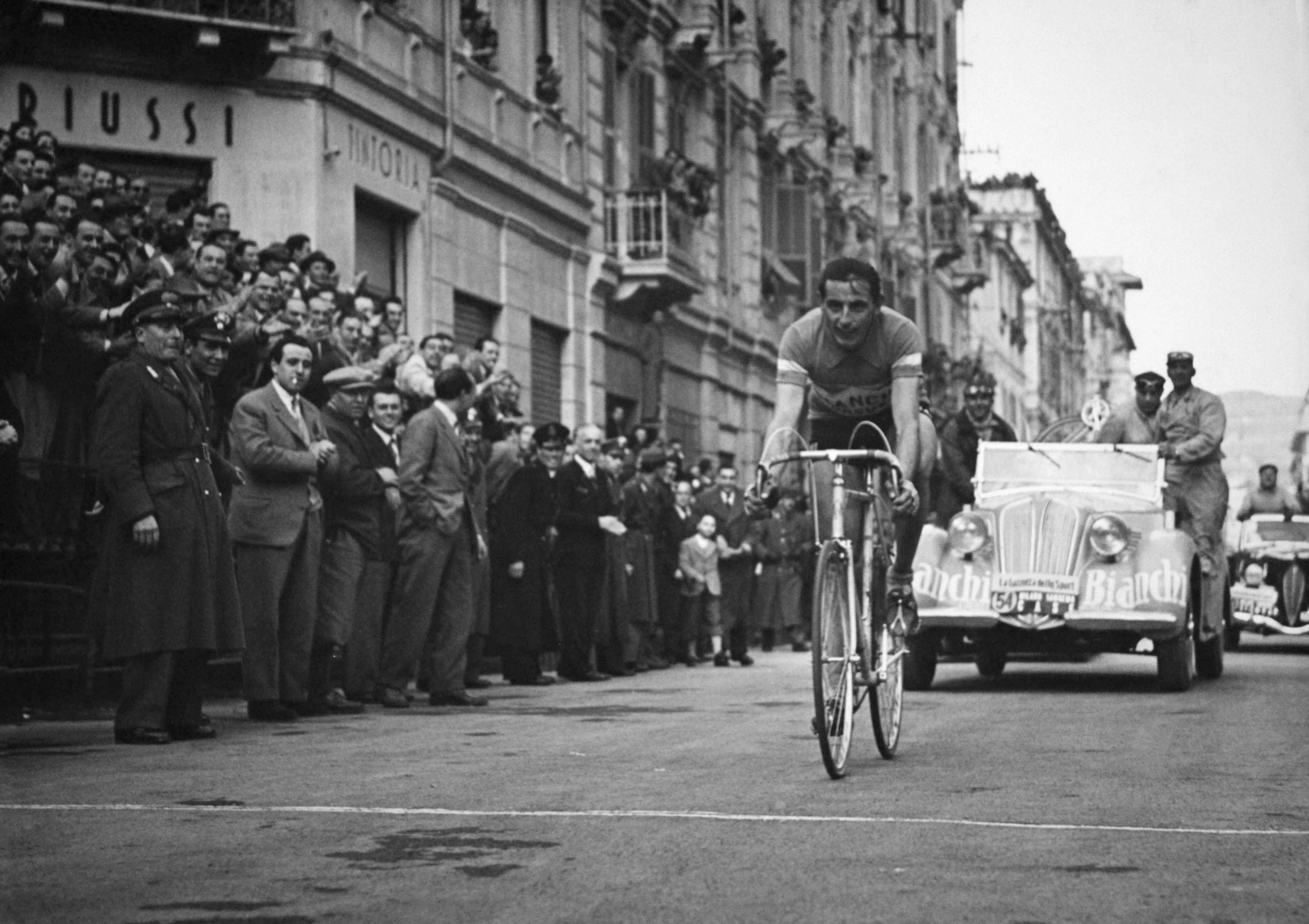 Coppi, fuga solitaria di 3.000 km da un destino triste e romanzesco
