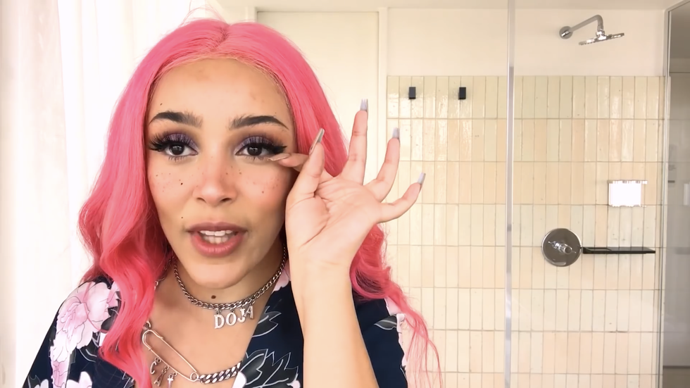 Doja Cat S E Girl Makeup Tutorial Vogue Xonecole Women S Interest Love Wellness Beauty Doja Cat S E Girl Makeup Tutorial Vogue Xonecole Women S Interest Love Wellness Beauty