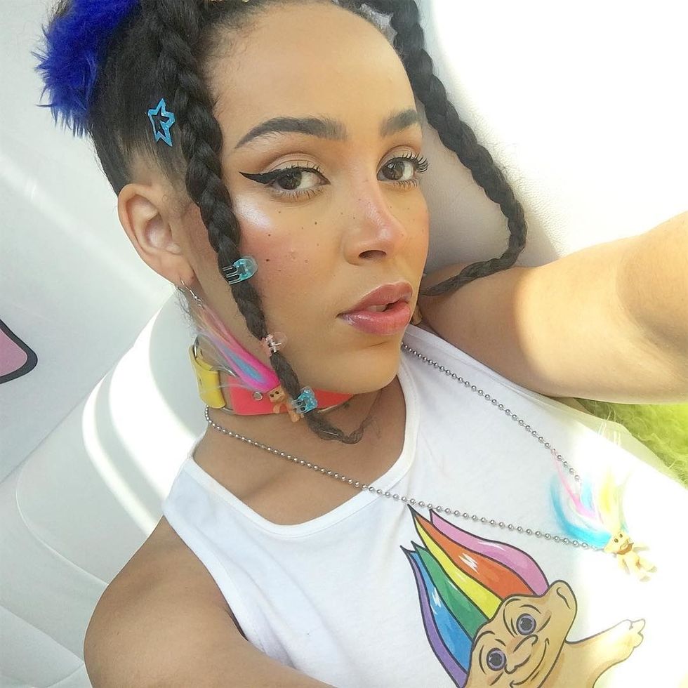 Doja Cat S E Girl Makeup Tutorial Vogue Xonecole Women S Interest Love Wellness Beauty Doja Cat S E Girl Makeup Tutorial Vogue Xonecole Women S Interest Love Wellness Beauty