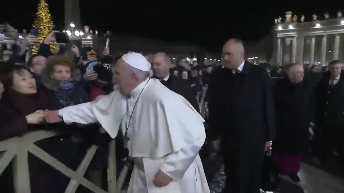 Umano, pure troppo umano. I ceffoni del Papa alla fedele sono già un pezzo di storia