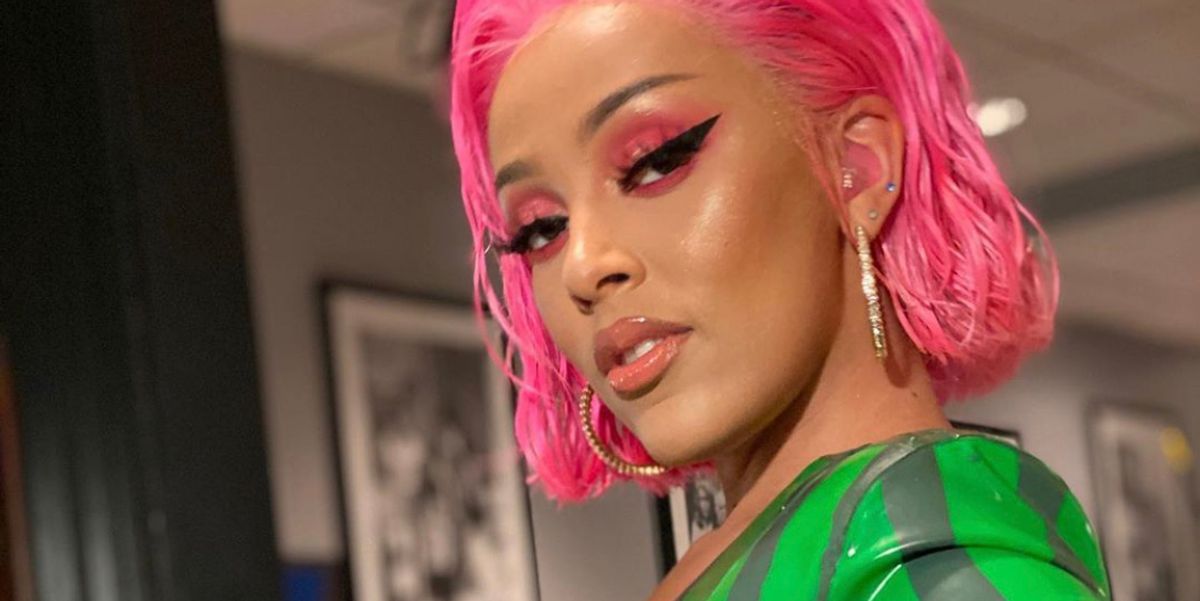 Doja Cat S E Girl Makeup Tutorial Vogue Xonecole Women S Interest Love Wellness Beauty Doja Cat S E Girl Makeup Tutorial Vogue Xonecole Women S Interest Love Wellness Beauty