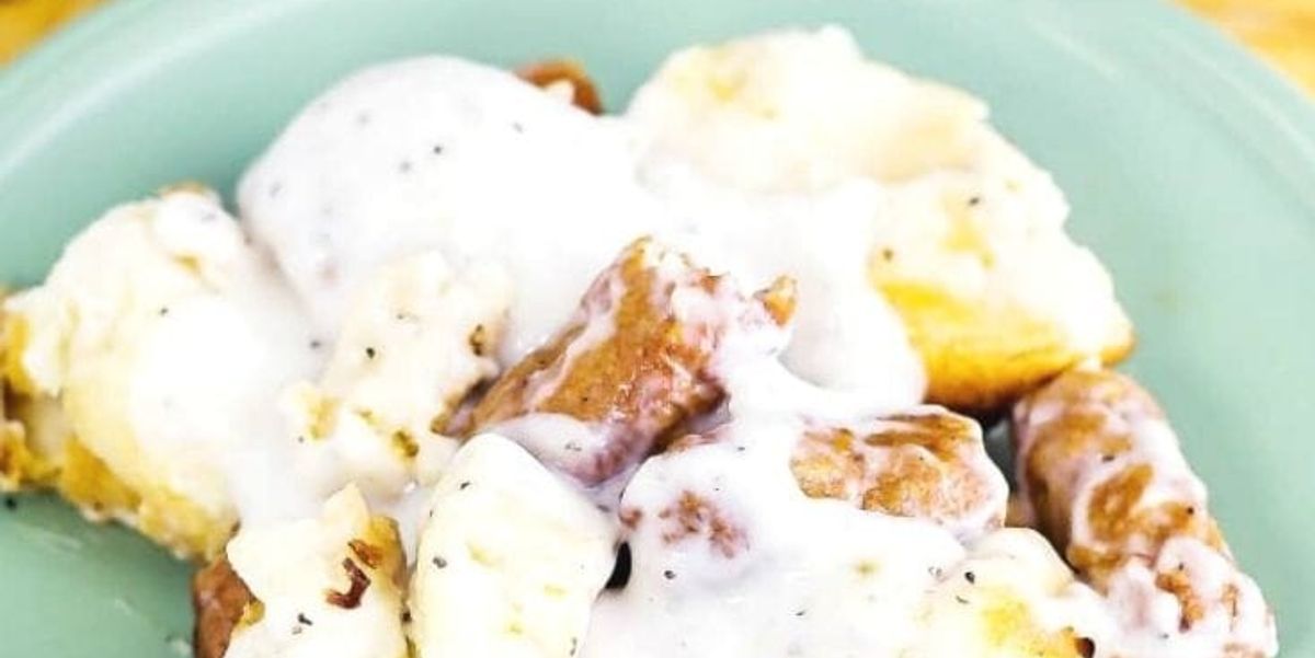 Grandma's Biscuits And Gravy Casserole {Breakfast Casserole} My