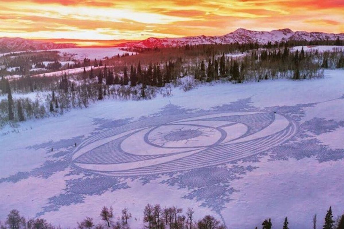60-year-old walks for hours on end to create epic snow art with just his feet