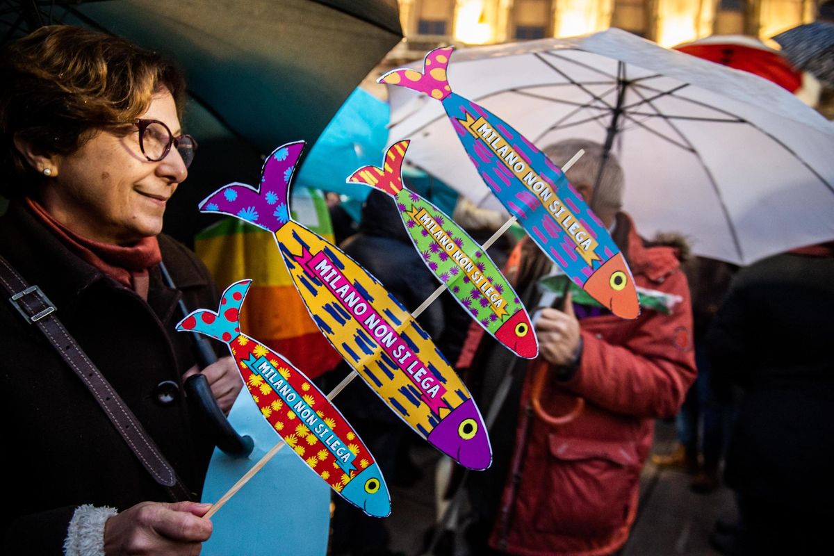Con le sardine nuotano amanti della svastica