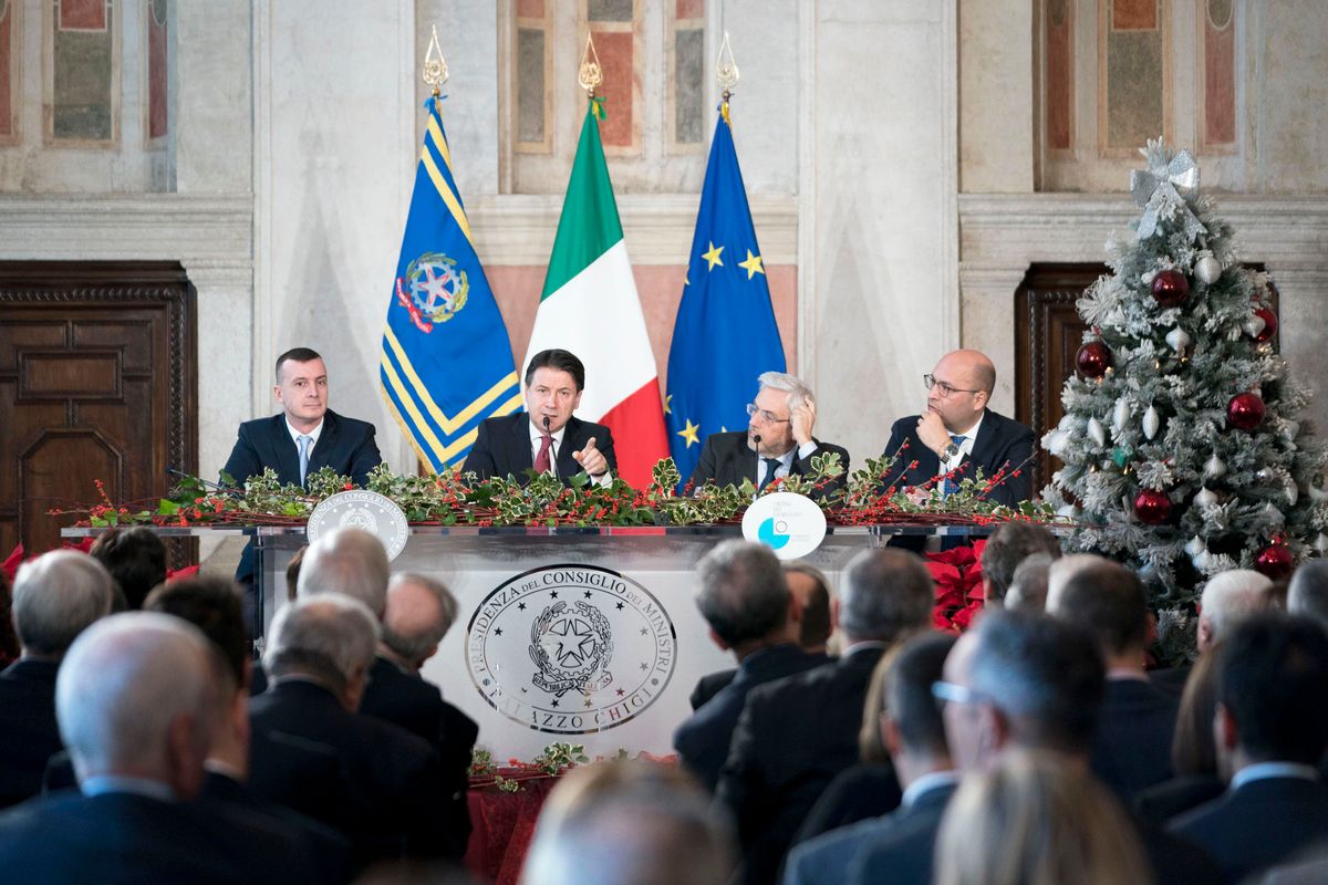 Il premier sconfessa sé stesso e sputa su Salvini, flat tax e porti chiusi