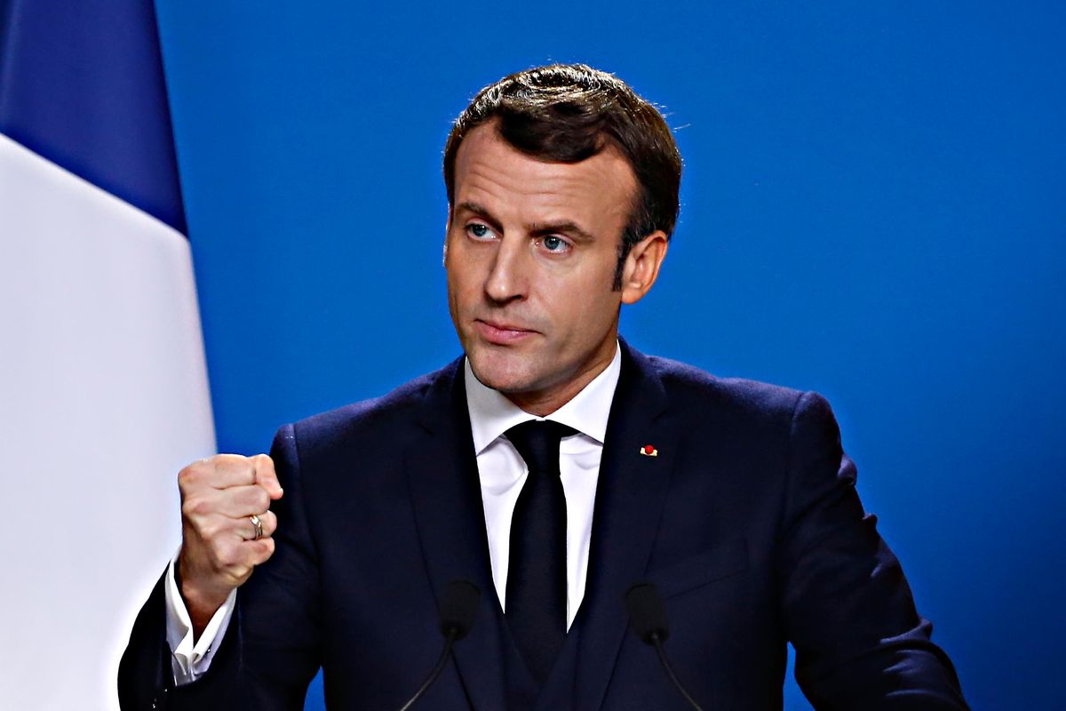 Macron premia con la legion d’onore il fondo che gode per la sua riforma