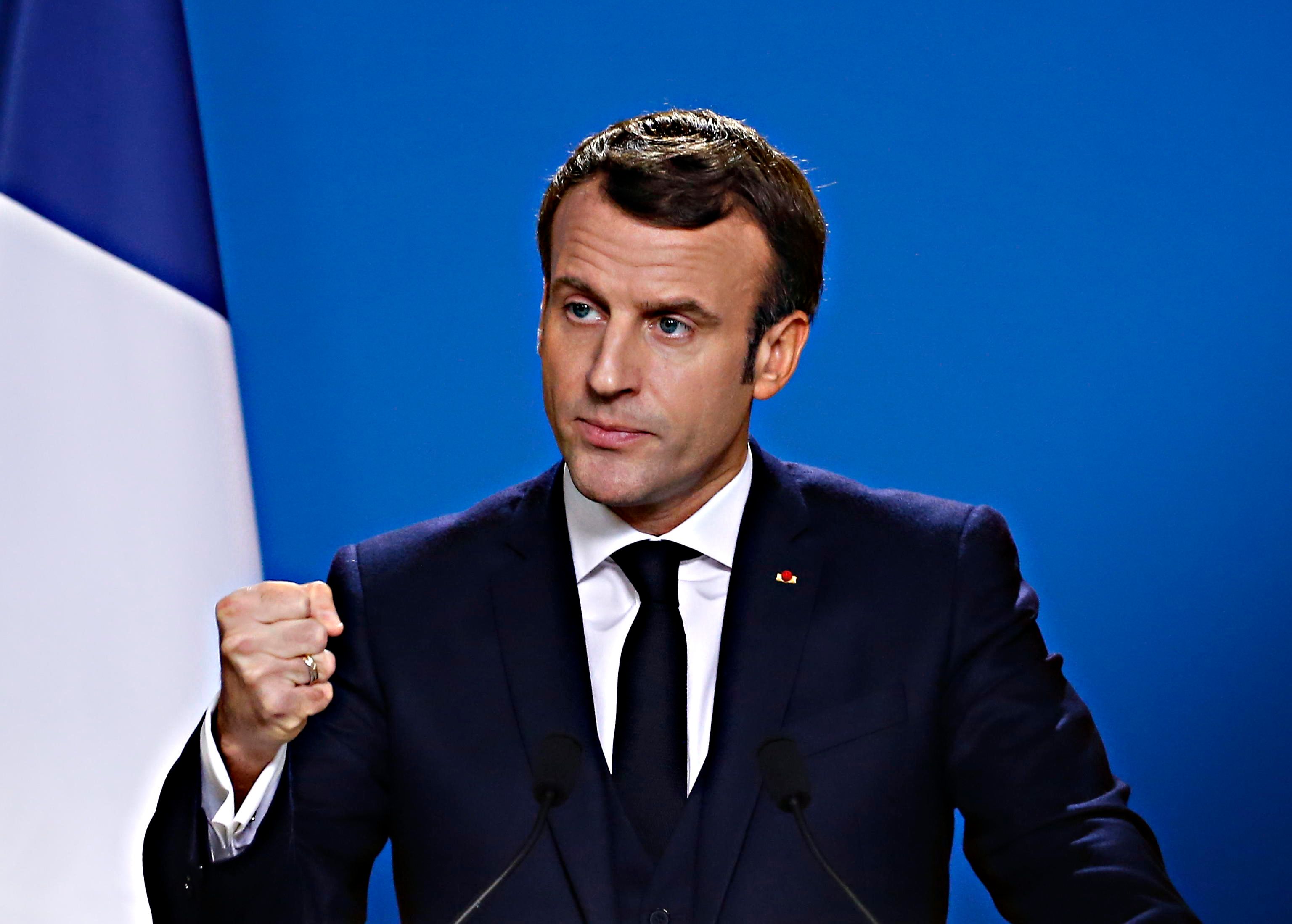 Macron premia con la legion d’onore il fondo che gode per la sua riforma