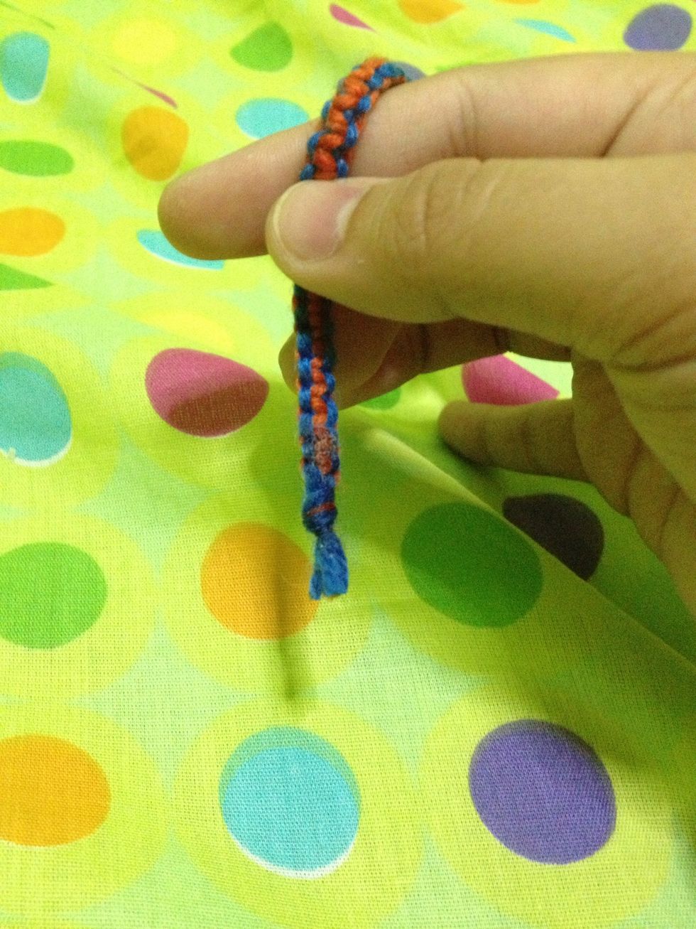 How to make a yarn bracelet B+C Guides