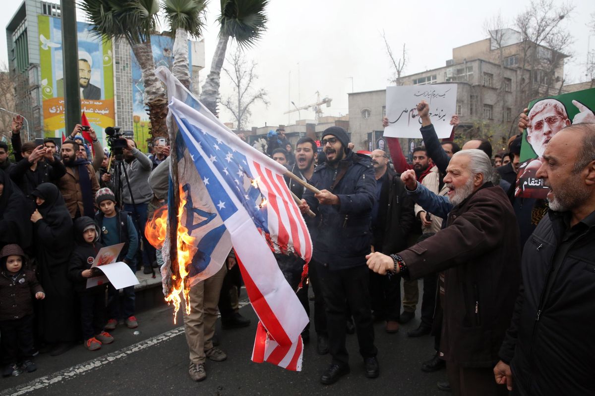 L’Iran giura vendetta all’America e le milizie sparano i primi missili