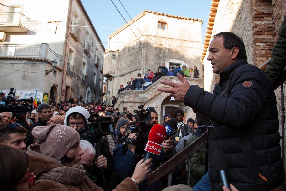 Quegli strani legami delle sardine con l’indagato Mimmo Lucano