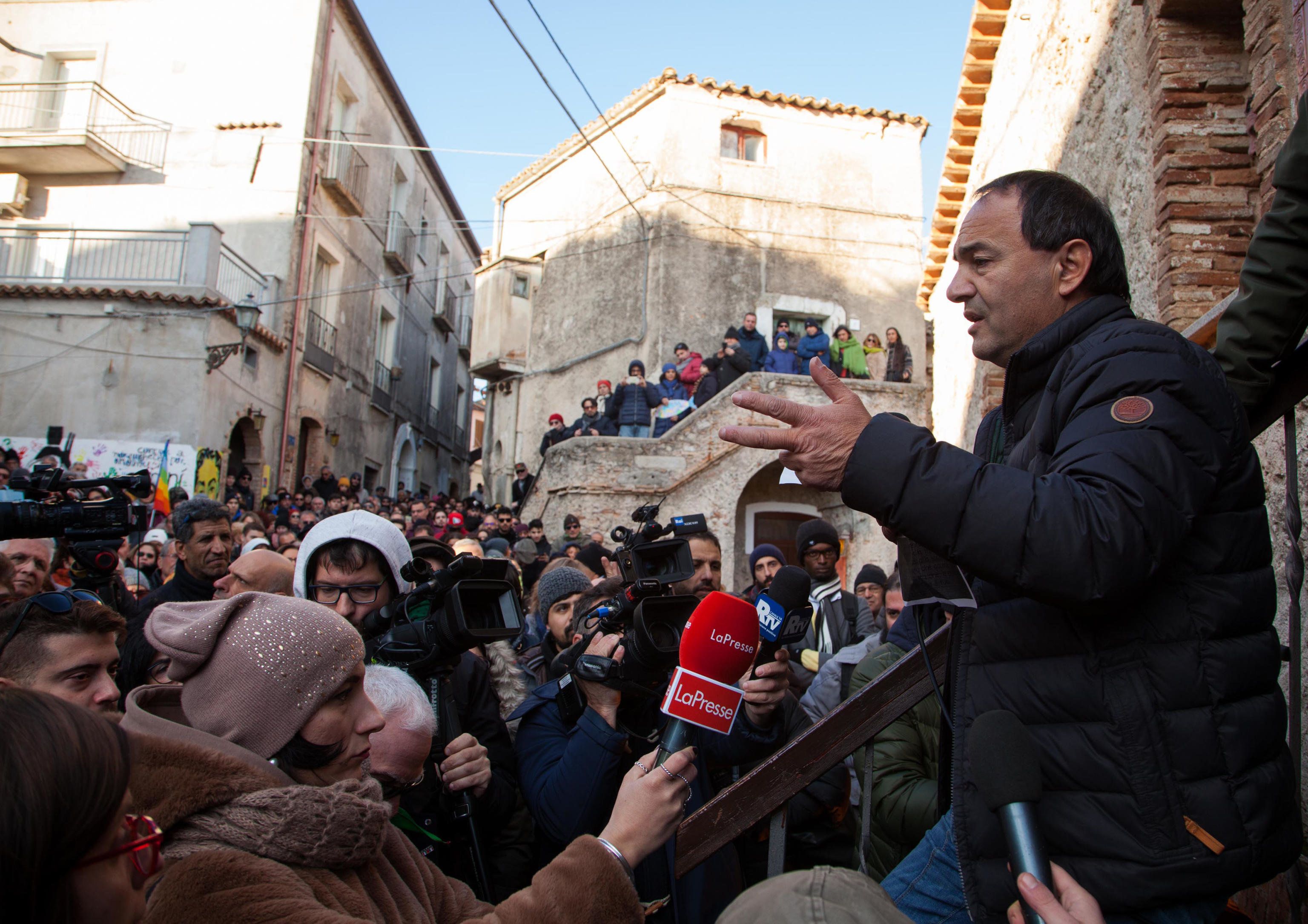 Quegli strani legami delle sardine con l’indagato Mimmo Lucano