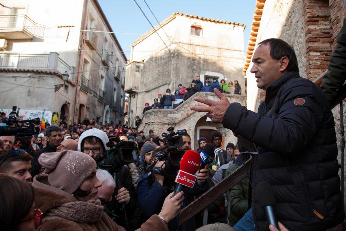 Quegli strani legami delle sardine con l’indagato Mimmo Lucano