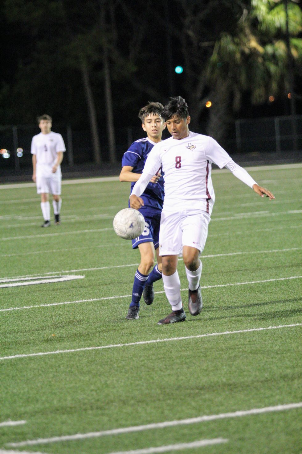 #8 Roughneck Oscar Olguin prepares to pass