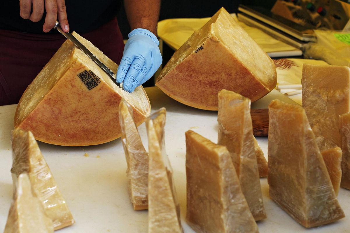 Contro la minaccia delle etichette Ue  un decreto scudo per Parmigiano & C.