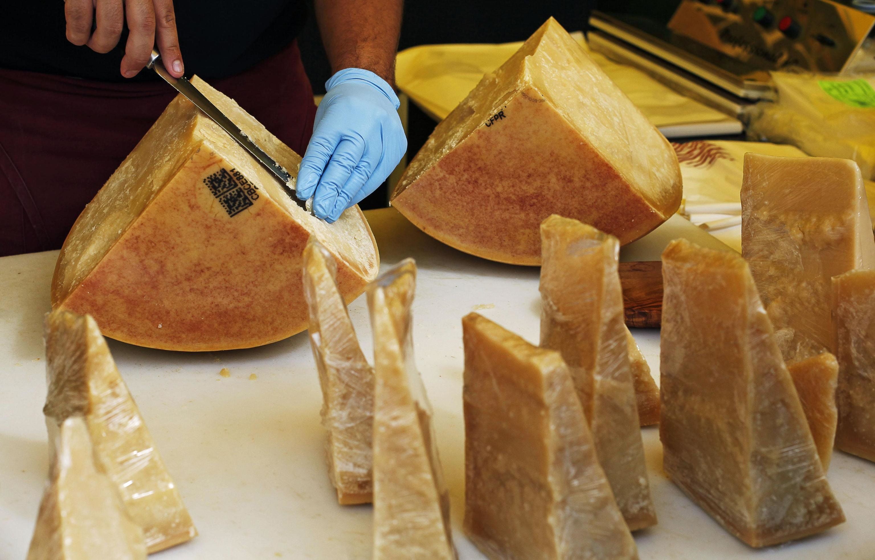 Contro la minaccia delle etichette Ue  un decreto scudo per Parmigiano & C.