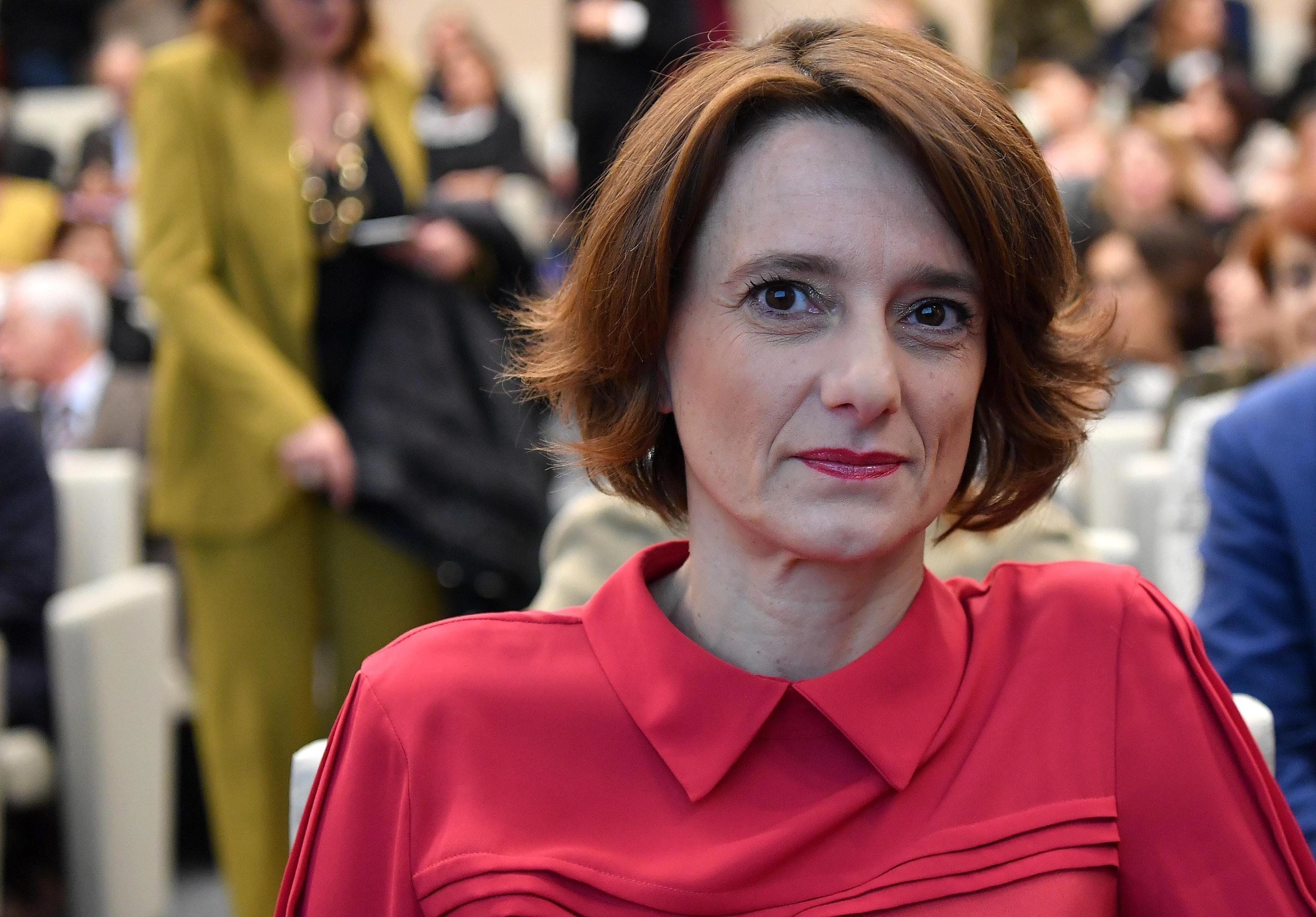 Smettere di fare bambini fa aumentare la povertà. Ma per il ministro Bonetti la priorità è l’omofobia