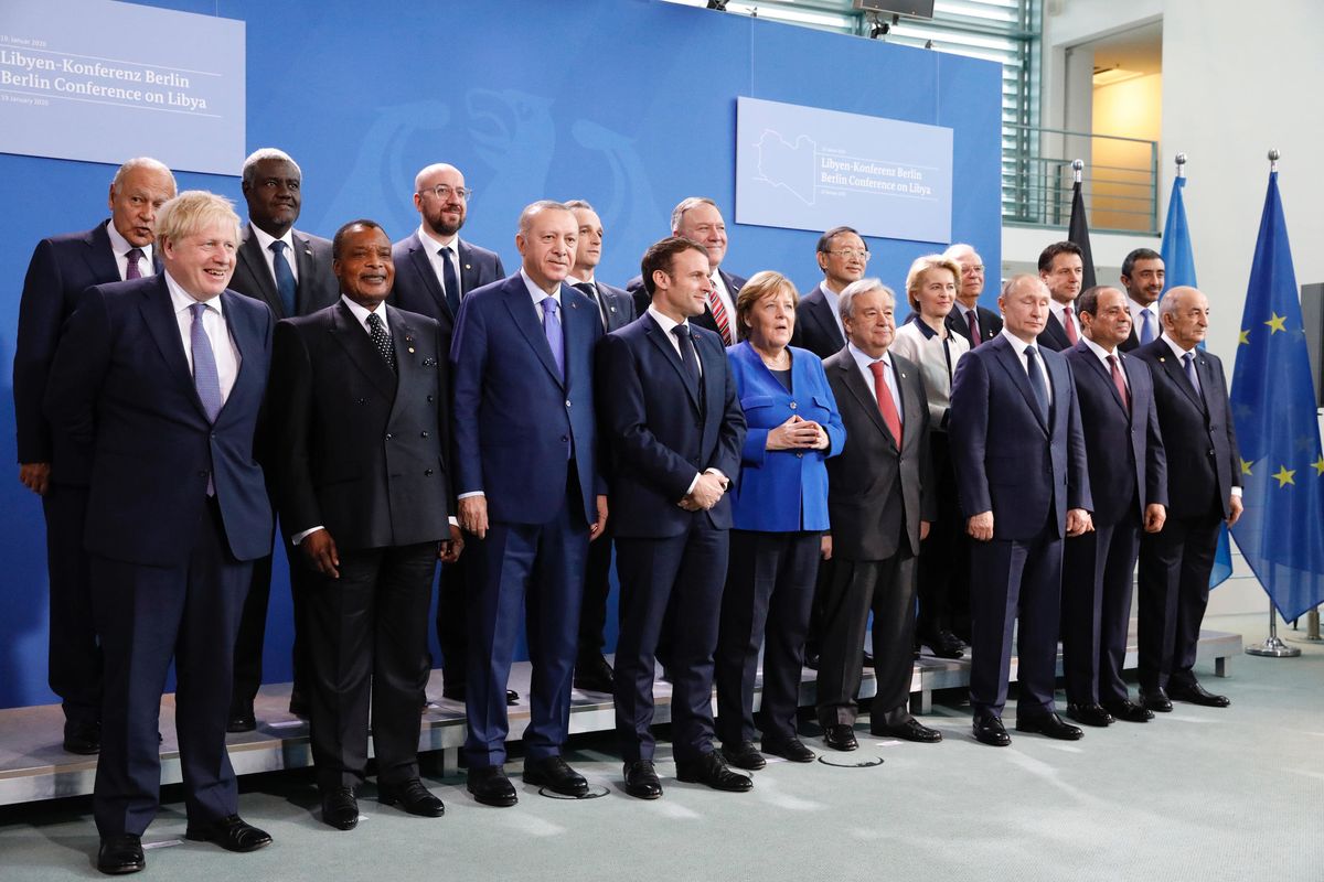 La foto dei grandi metafora perfetta dell’Italia in seconda fila