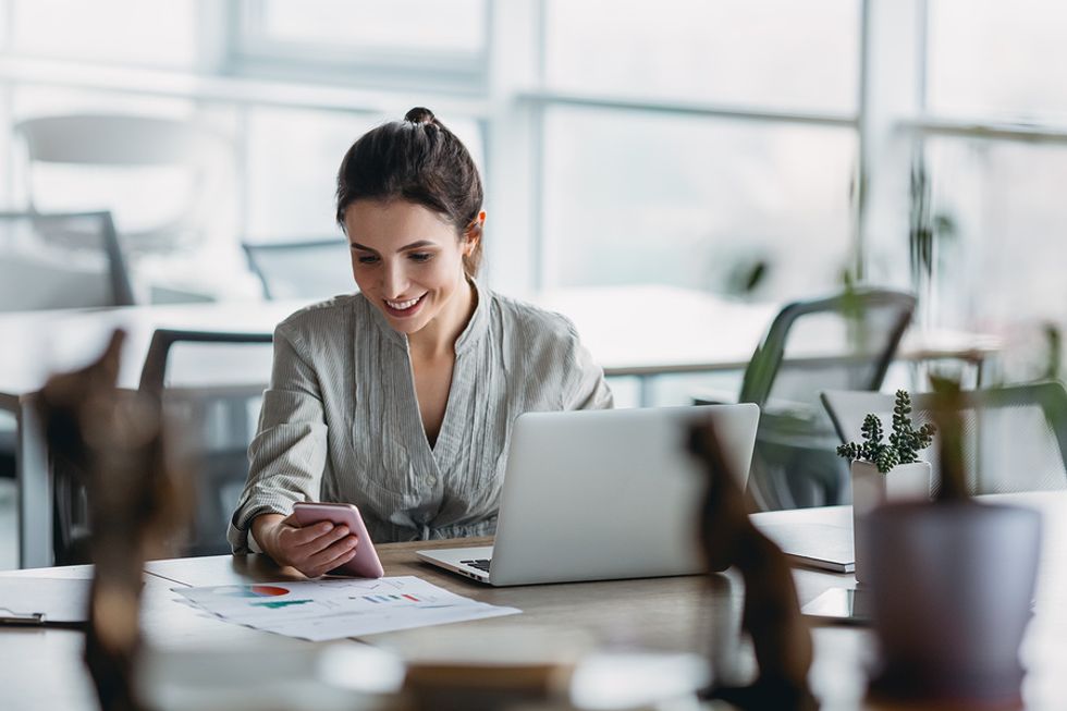 Woman begins her job search after deciding to change jobs