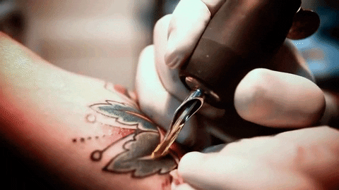 Uno su quattro ne ha uno. Ma attenzione, rimuovere un tatuaggio costa caro