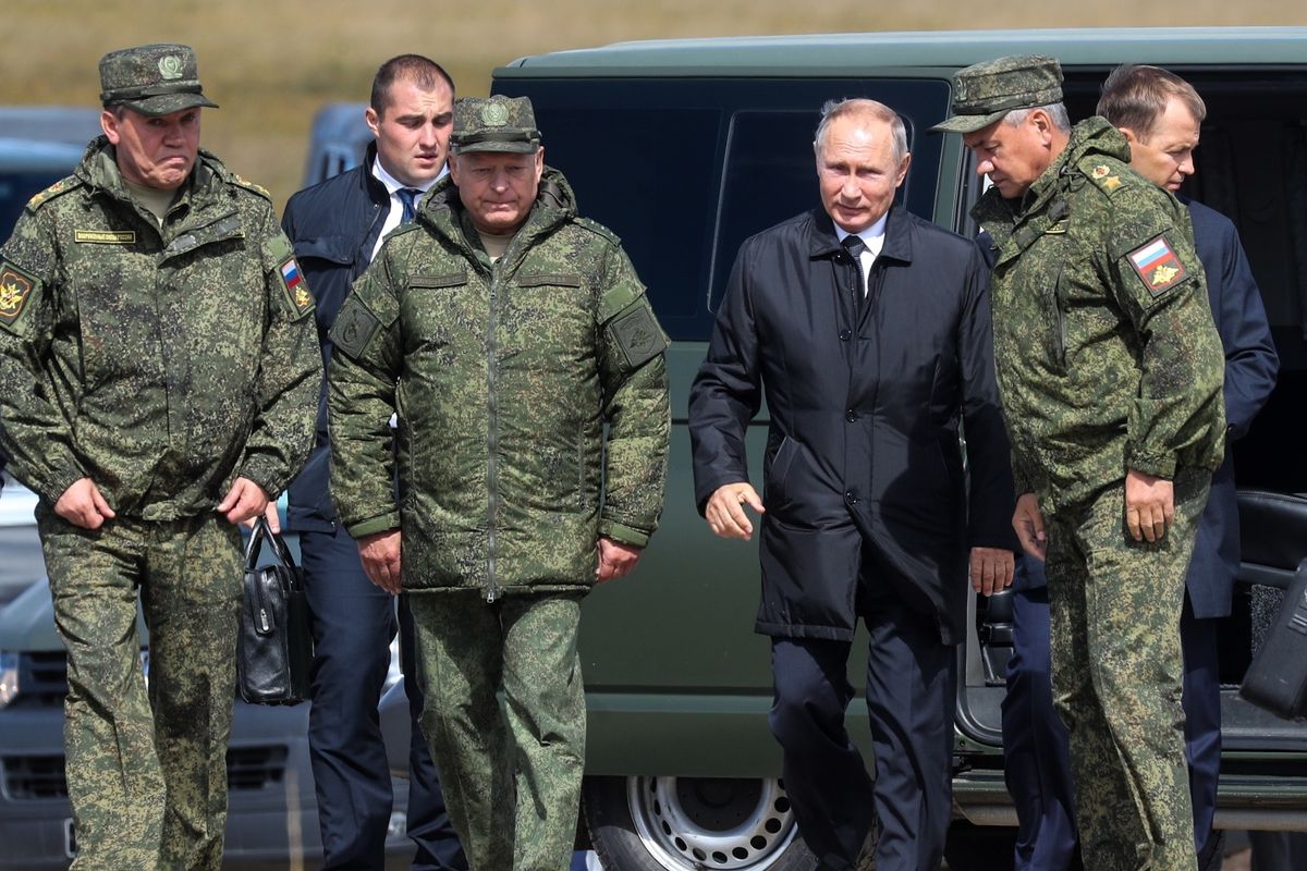 Putin stringe con Haftar e Al Serraj. La crisi libica si risolve al Cremlino
