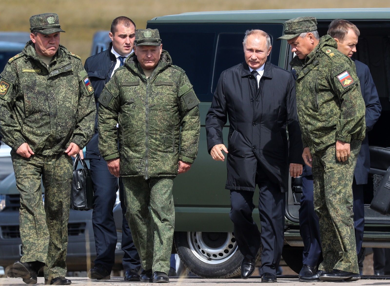 Putin stringe con Haftar e Al Serraj. La crisi libica si risolve al Cremlino