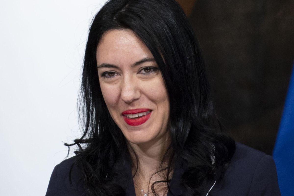 La Azzolina parla d’altro ma le accuse non si placano: «Tesi scaricata dal Web»