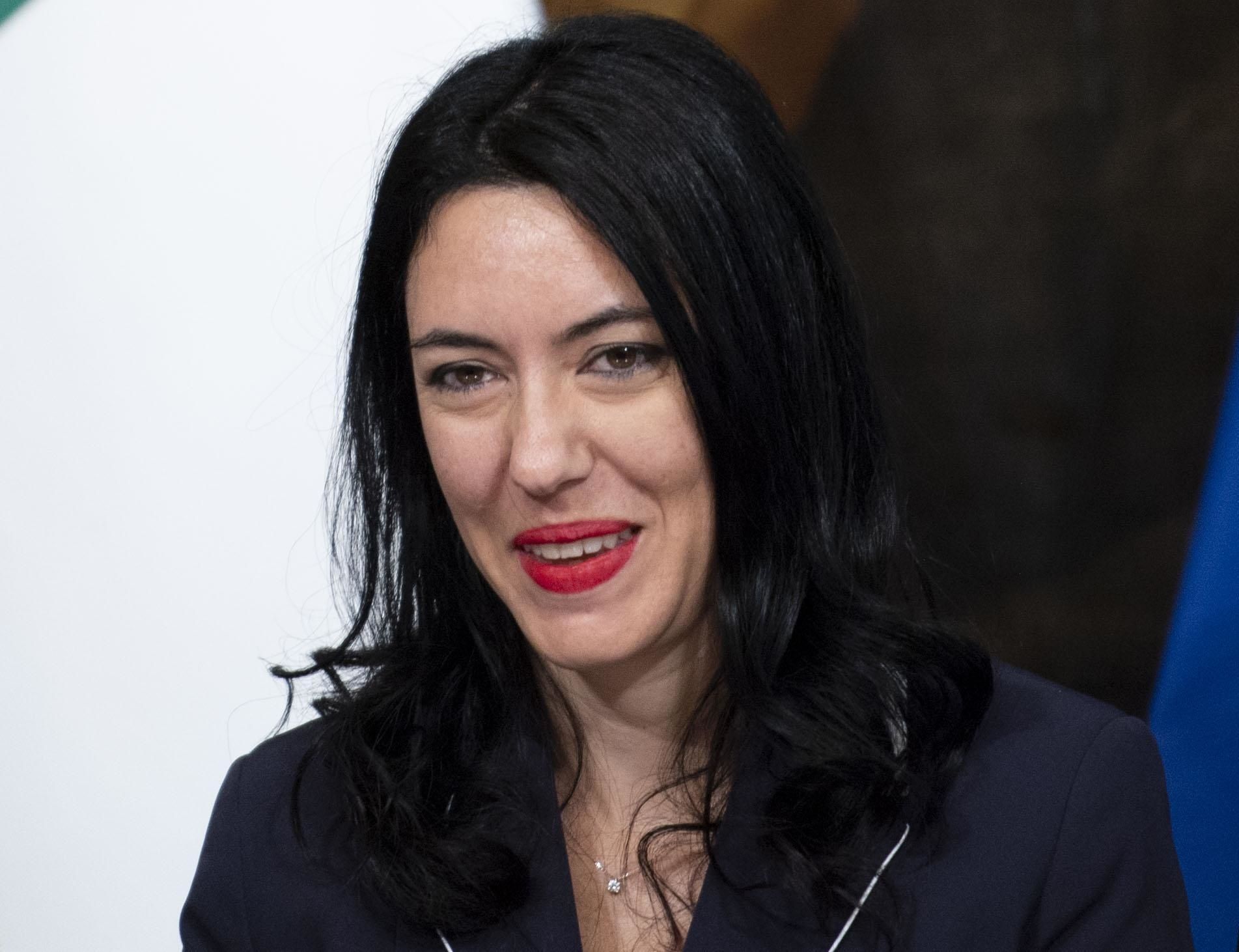 La Azzolina parla d’altro ma le accuse non si placano: «Tesi scaricata dal Web»