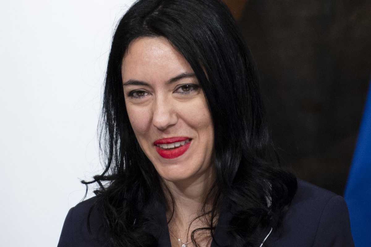 La Azzolina parla d’altro ma le accuse non si placano: «Tesi scaricata dal Web»