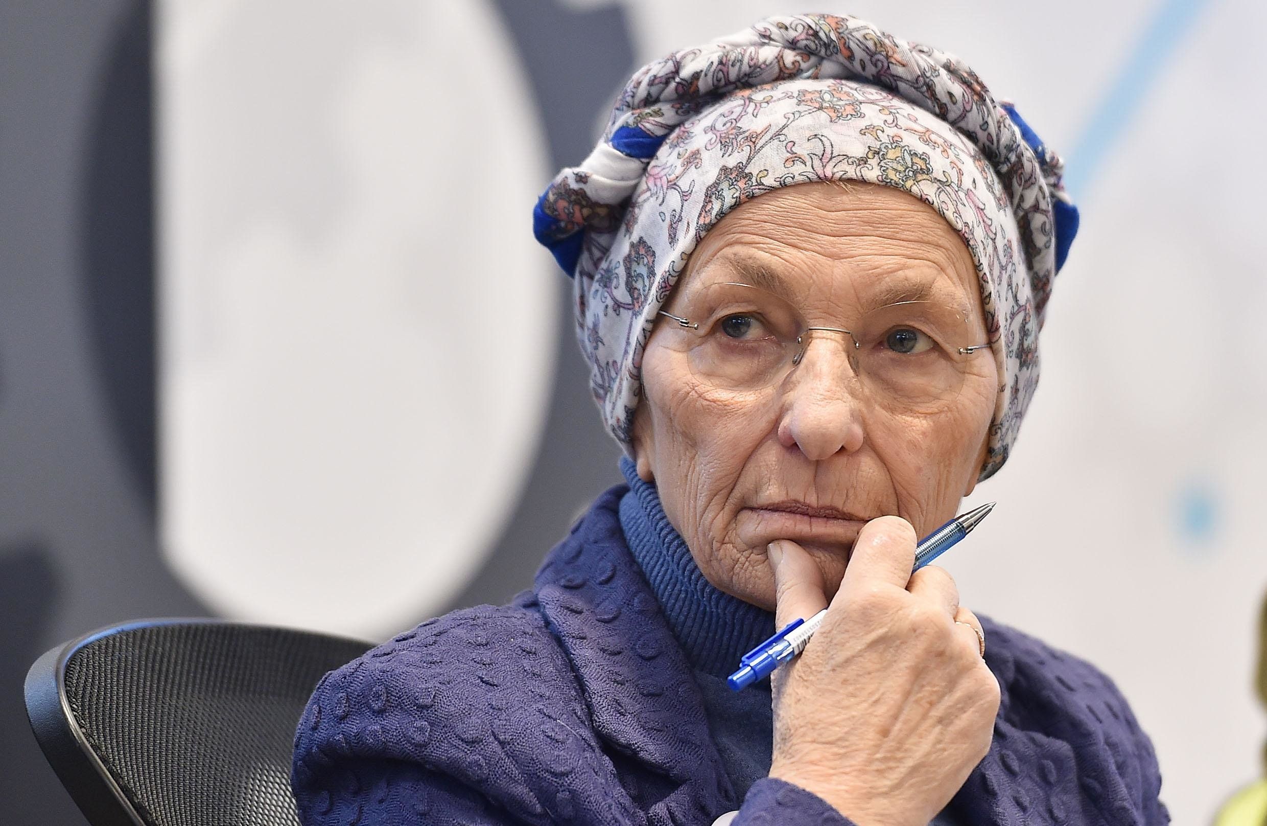 Il Bullo dimezzato ora fa la corte alla Bonino