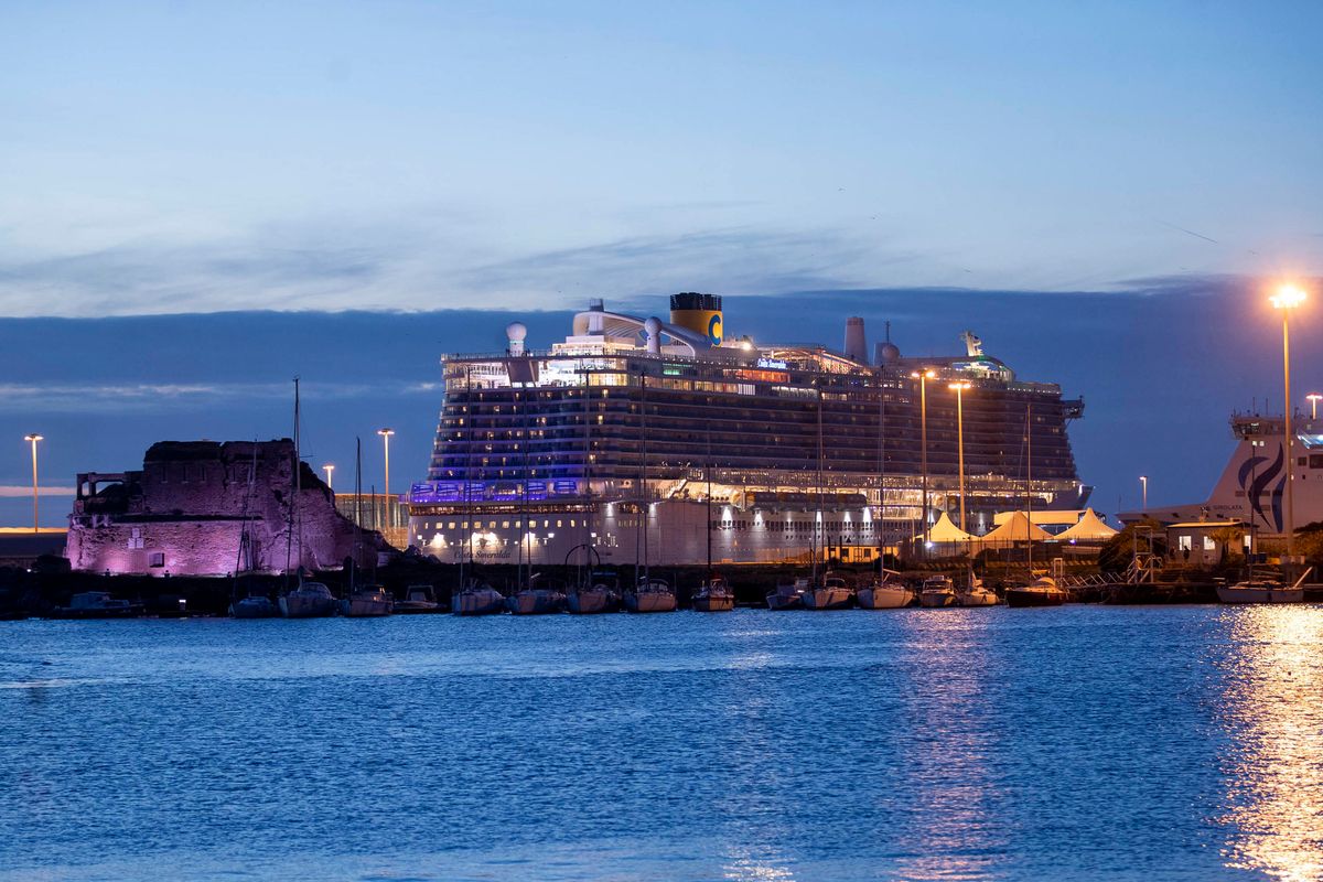 Per due casi sospetti in 7.000 prigionieri sul gigante del mare