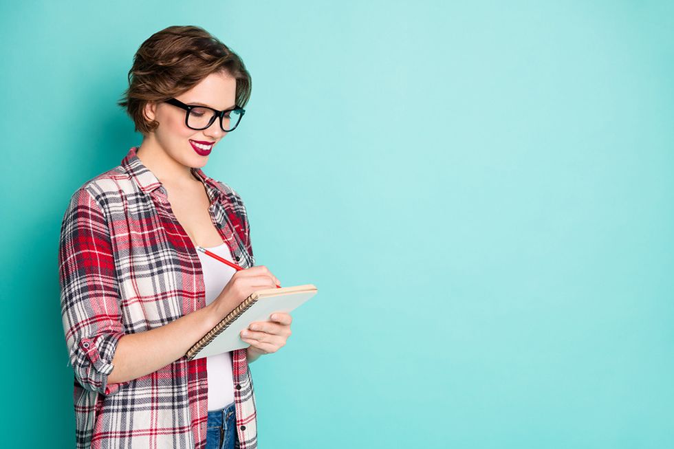 Student goes through a checklist to determine which college is right for her