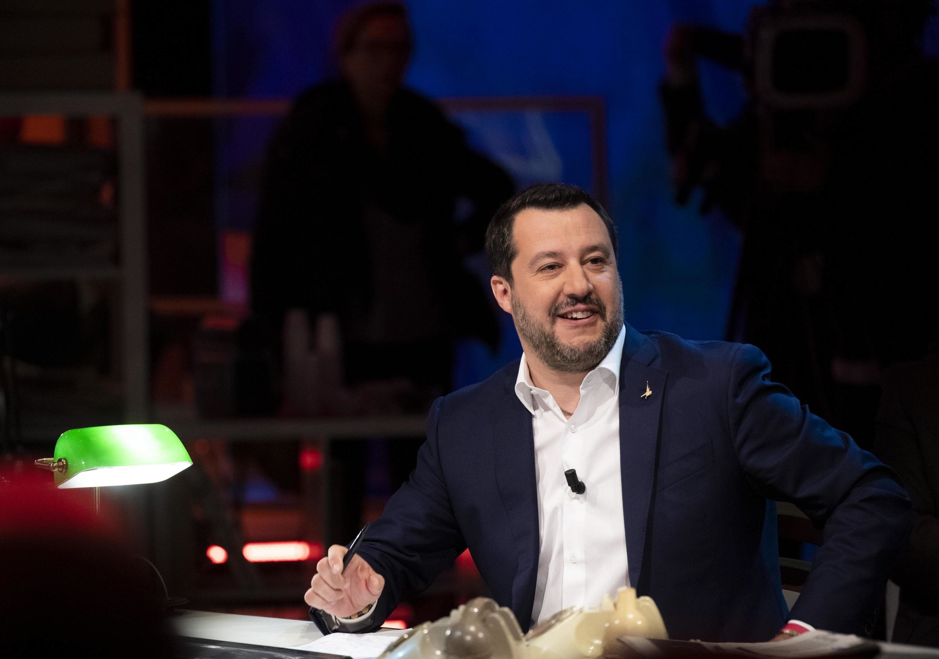 Salvini a testa bassa: «Chiudere i confini di terra, mare e aria»