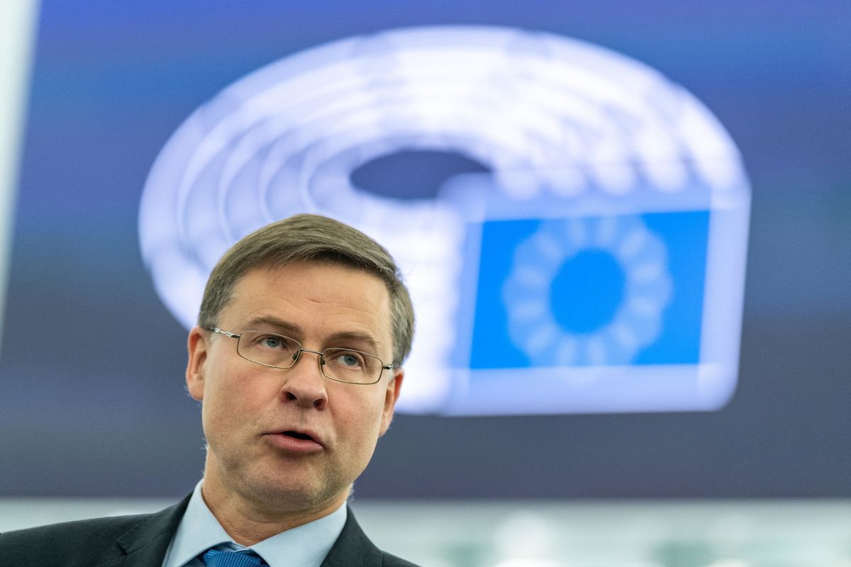 Dombrovskis usa il deficit dei gialloblù per lodare Pd e M5s (che lo fanno alzare)