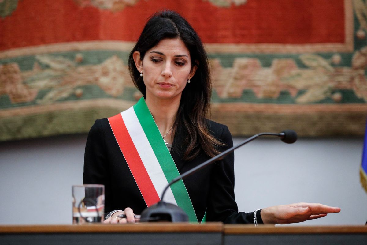 La Raggi sbaglia data su Roma capitale. E ci casca persino papa Francesco