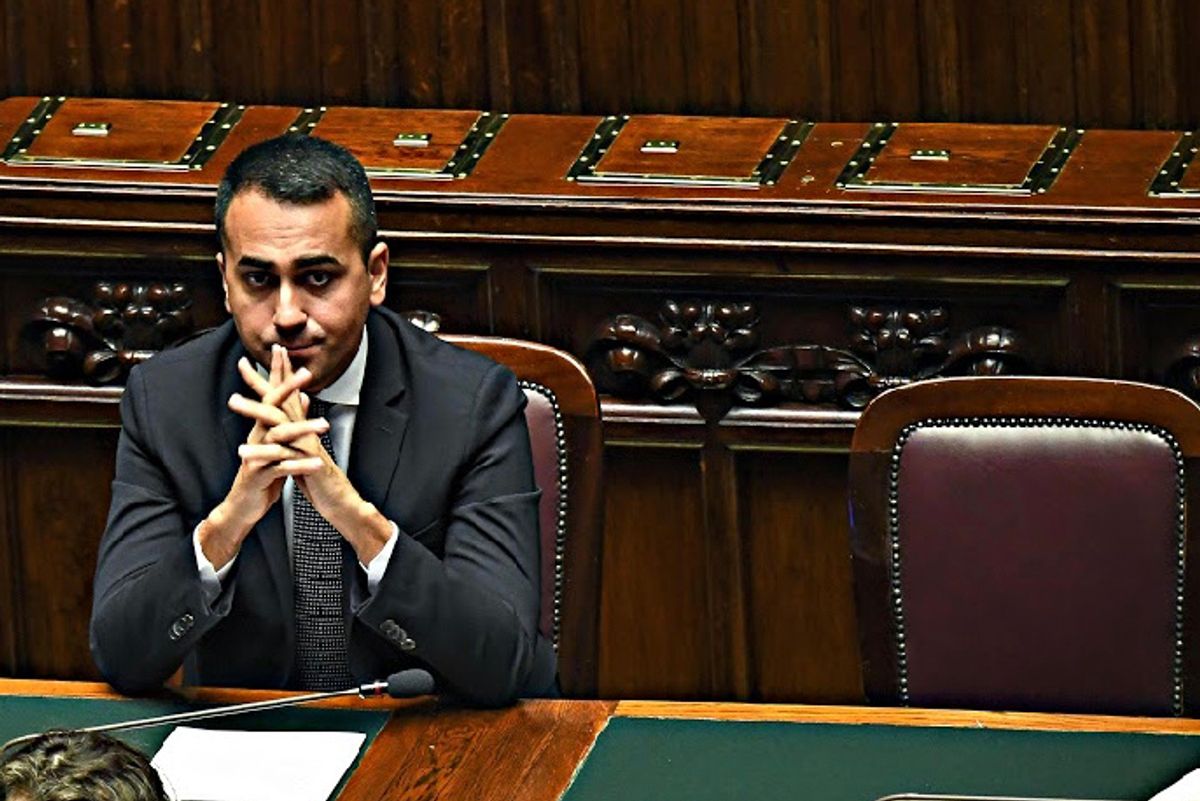 Di Maio
 va in piazza contro Giuseppi