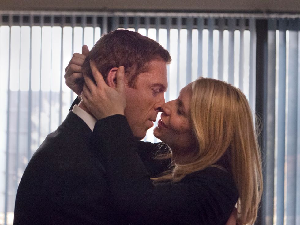 Damian Lewis and Claire Danes kissing.