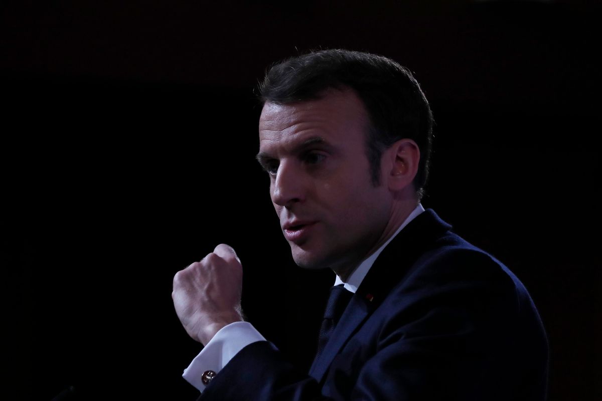Macron gioca al dottor Stranamore perché l’atomica lo manda in bolletta